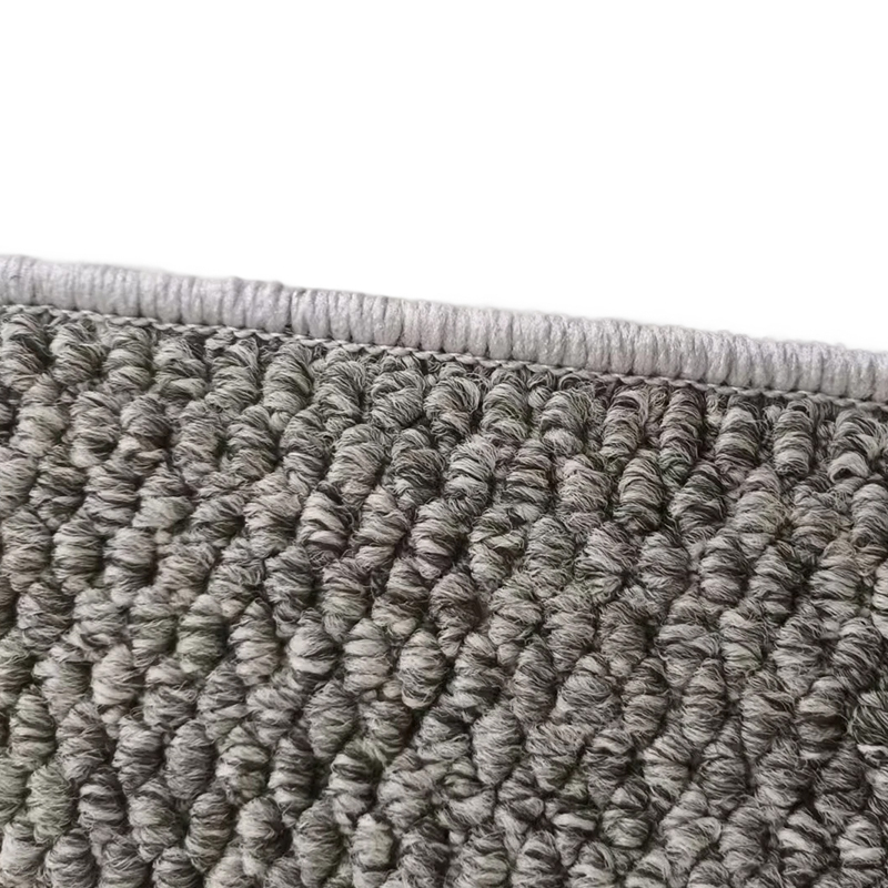 How can the splicing process of solid color carpet ensure that the seams are flat and without bumps?